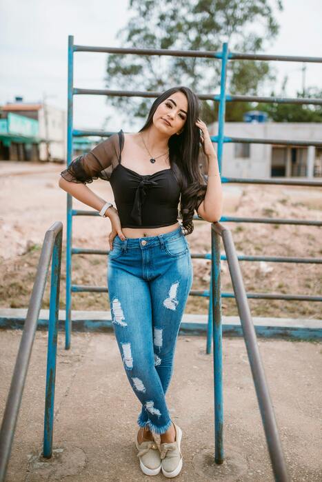 The Hand on Hip for perfect hourglass shape