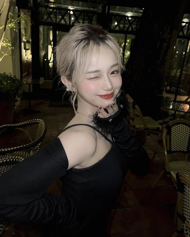 Kamera bercahaya-di dekat meja