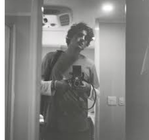 mirror selfie-jacob elordi