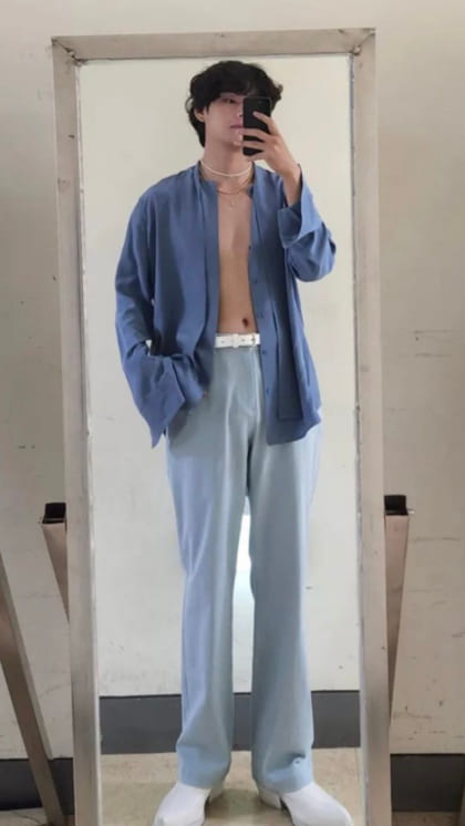 mirror selfie-kim taehyung