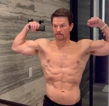 mirror selfie-mark wahlberg