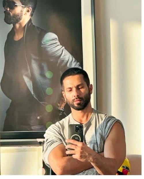 mirror selfie-shahid kapoor