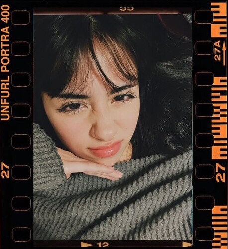 Photo Booth - Chin in Hands