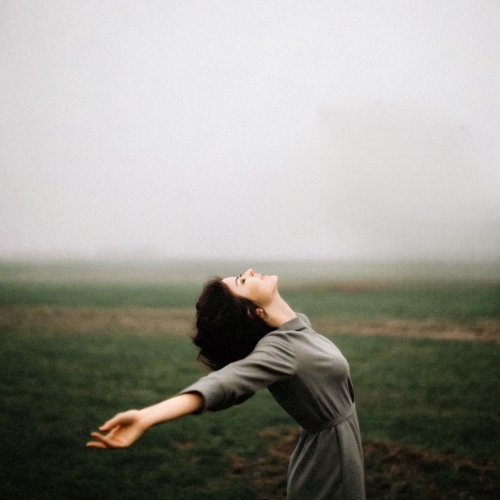 remove people from photos - woman with a tree after