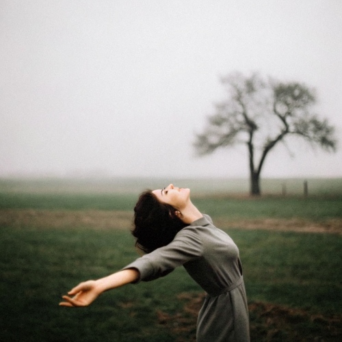 remove people from photos - woman with a tree before