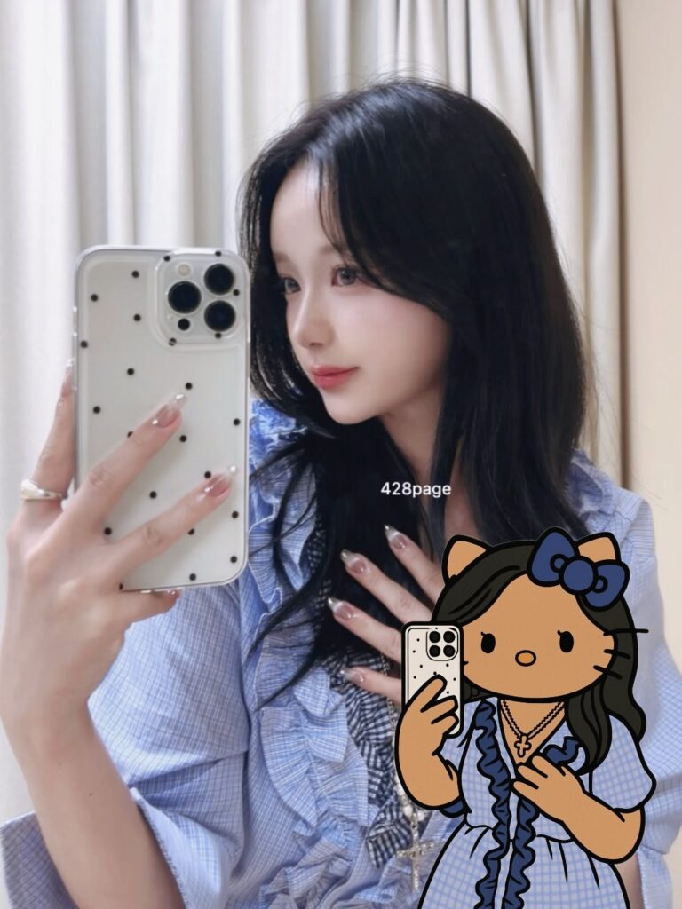 日焼けキャット- 携帯電話を持っている