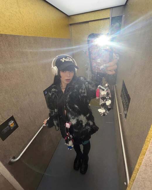 chụp ảnh trước gương đèn flash-Tạo dáng cool ngầu