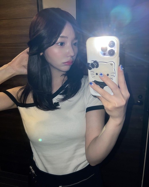 chụp ảnh trước gương đèn flash-Tạo dáng chụp ảnh nữ tính