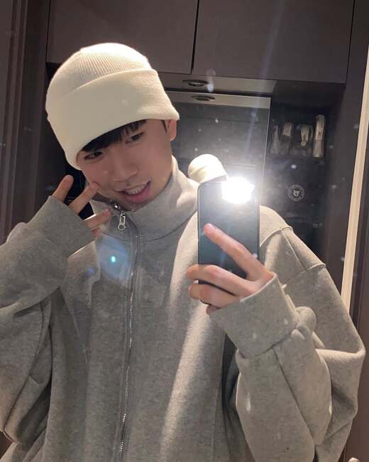 chụp ảnh trước gương đèn flash-Tạo dáng chụp flash cho nam