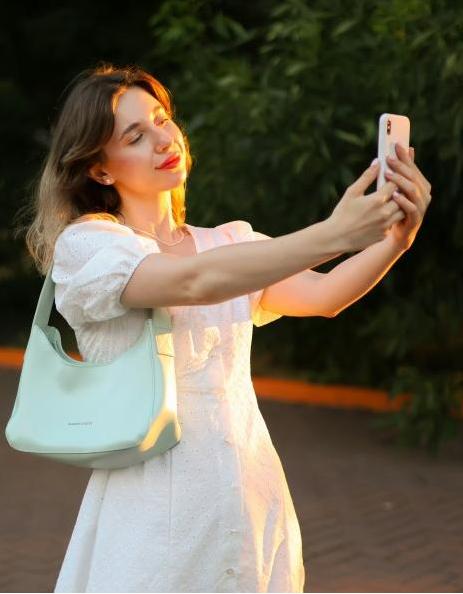 take selfie photo-angle&light