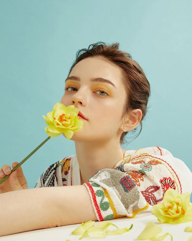 Unrecognizable Makeup-yellow eyeshadow